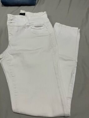 Cello 
White Skinny Jeans Size 7 – High Rise – Stretch – Back Pockets Only